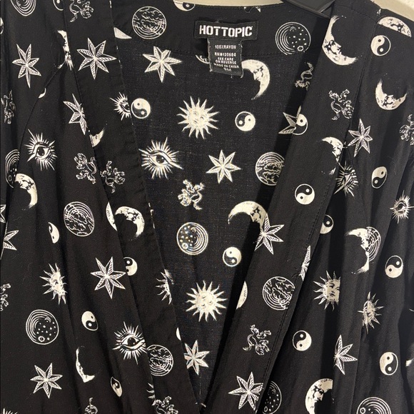 Women’s opened shoulder Hot Topic Black Kimono with Celestial Patterns sz S - Picture 6 of 7